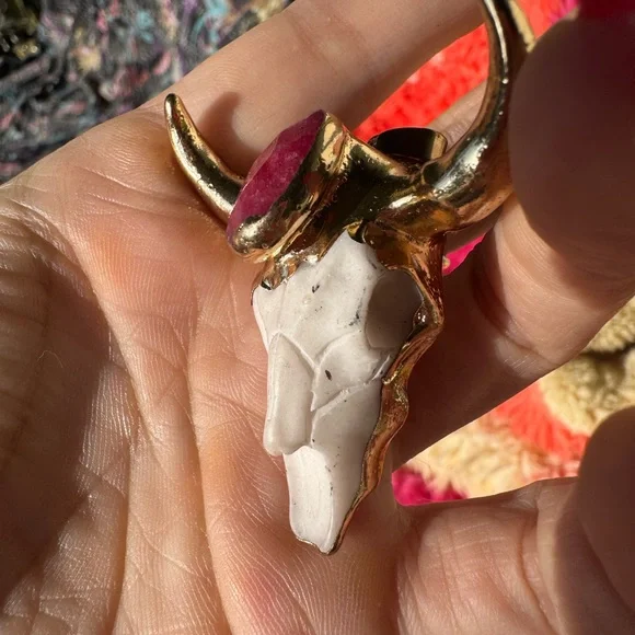 Chrome gold with a red gemstone bull skull pendant - Picture 5 of 8